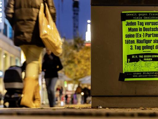 Internationaler Tag gegen Gewalt an Frauen am 25. November. Plakat in der Fußgängerzone Königstraße in Stuttgart weist darauf hin, dass an jedem dritten Tag in Deutschland eine Frau von ihrem (Ex-)Partner getötet wird.
