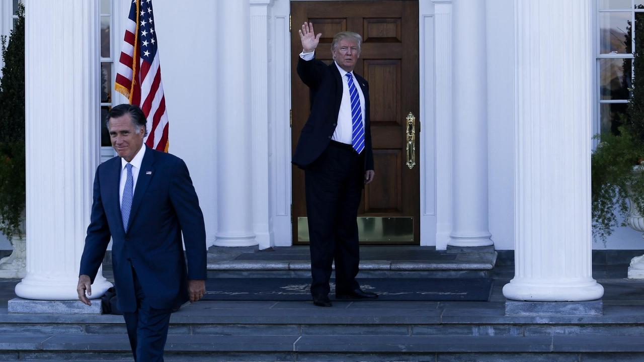 Der künftige US-Präsident Donald Trump verabschiedet Mitt Romney. Der künftige US-Präsident Donald Trump verabschiedet Mitt Romney.