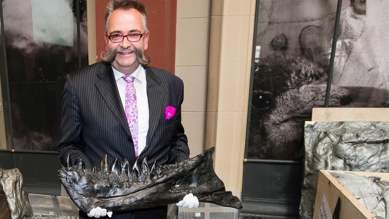 Der Generaldirektor des Museums für Naturkunde Berlin, Johannes Vogel posiert mit Teilen des 2012 in Montana gefundenen Schädels eines Tyrannosaurus rex.