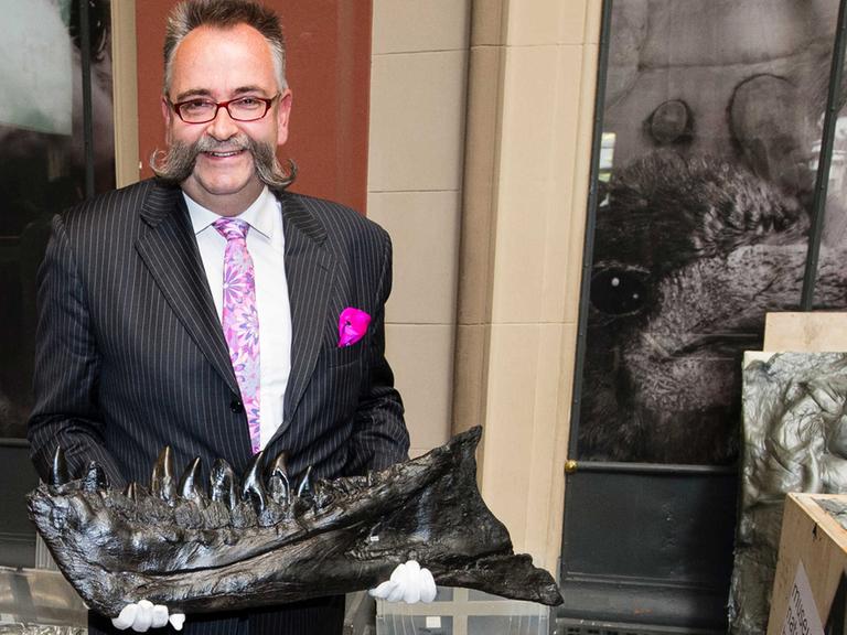 Der Generaldirektor des Museums für Naturkunde Berlin, Johannes Vogel posiert mit Teilen des 2012 in Montana gefundenen Schädels eines Tyrannosaurus rex.