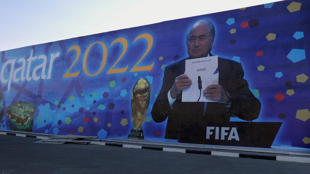 Auf einem großen Wandbild wird in Katar die Vergabe der WM 2022 an das Land gefeiert. Auf einem großen Wandbild wird in Katar die Vergabe der WM 2022 an das Land gefeiert.