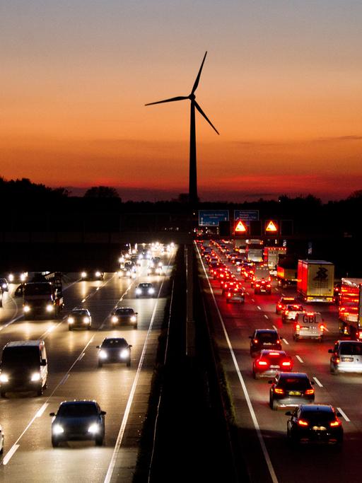 Die Autobahn 2 abends, dahinter ein Windrad