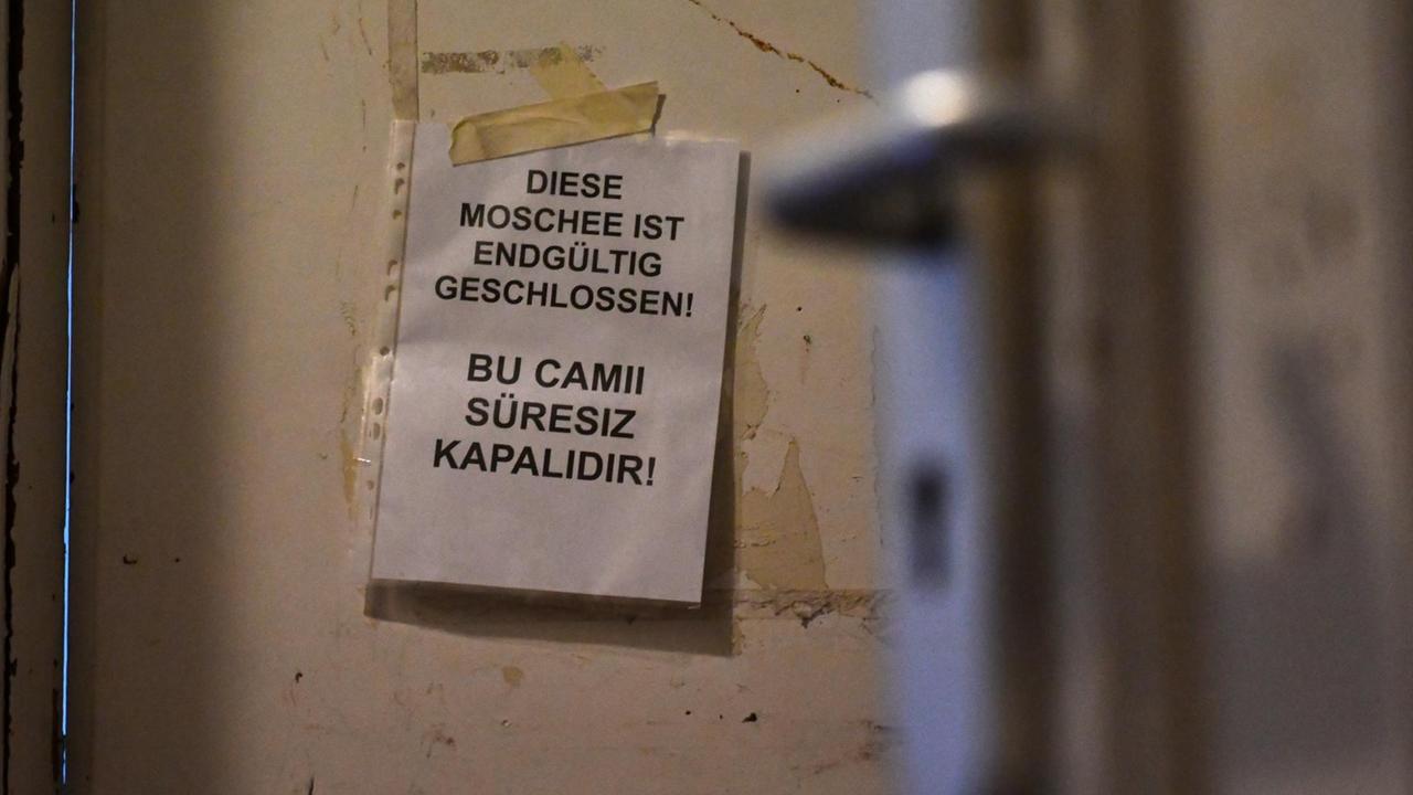 "Diese Moschee ist endgültig geschlossen", steht auf dem Zettel an einer Tür der Fussilet-Moschee in Berlin-Moabit. "Diese Moschee ist endgültig geschlossen", steht auf dem Zettel an einer Tür der Fussilet-Moschee in Berlin-Moabit.