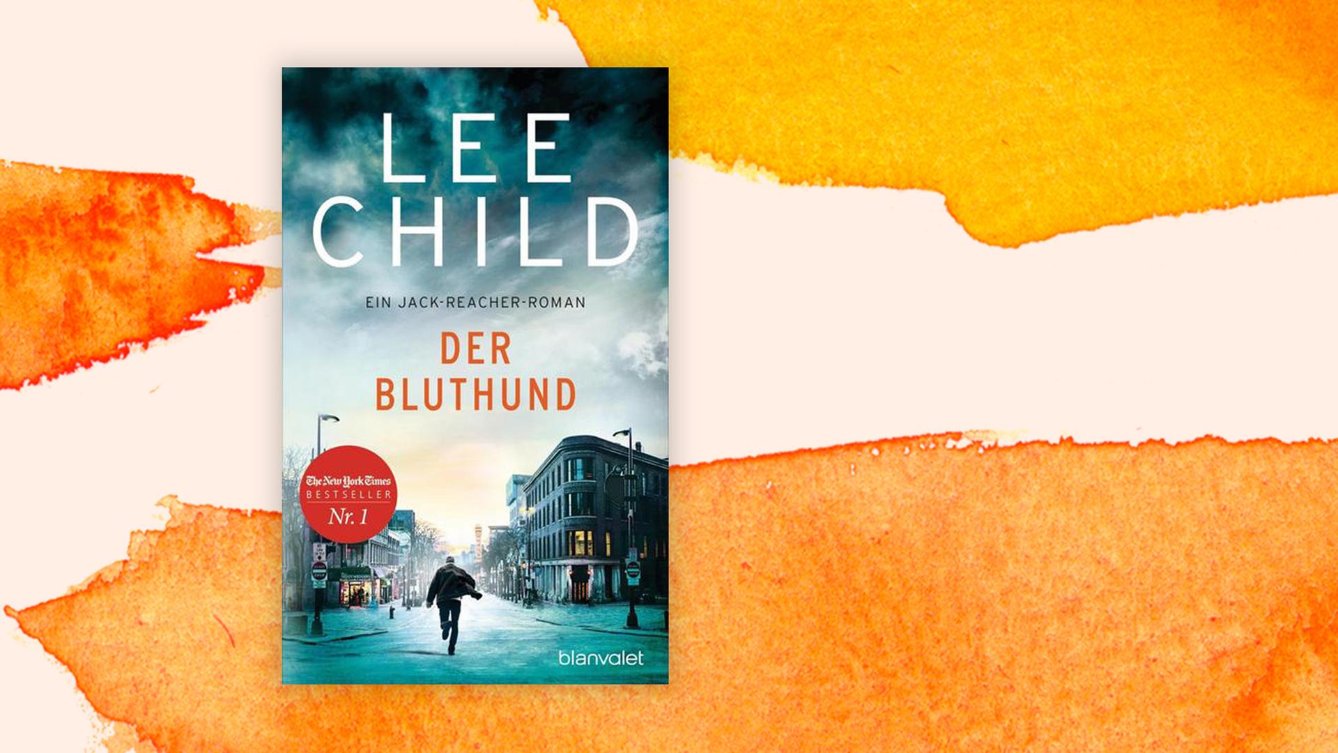 Das Cover von Lee Childs Buch "Der Bluthund" auf orange-weißem Hintergrund. Auf dem Coverfoto läuft ein Mann mitten auf der Straße mit dem Gesicht vom Leser weg durch eine menschenleere Stadtlandschaft.