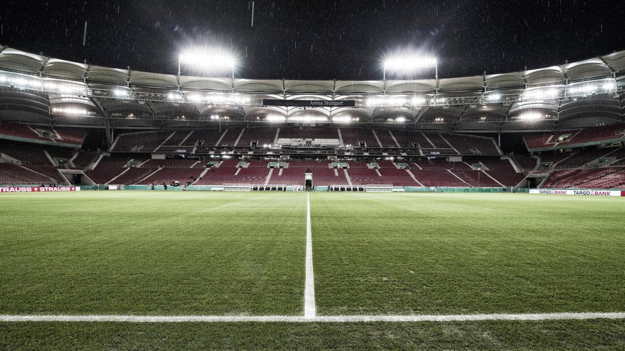Die leere Mercedes-Benz-Arena in Stuttgart bei starkem Regen und im Flutlicht. Die leere Mercedes-Benz-Arena in Stuttgart bei starkem Regen und im Flutlicht.