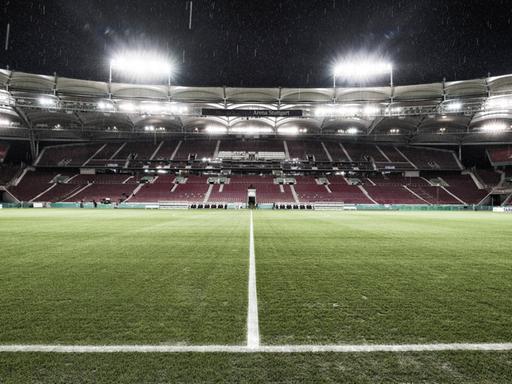 Die leere Mercedes-Benz-Arena in Stuttgart bei starkem Regen und im Flutlicht.
