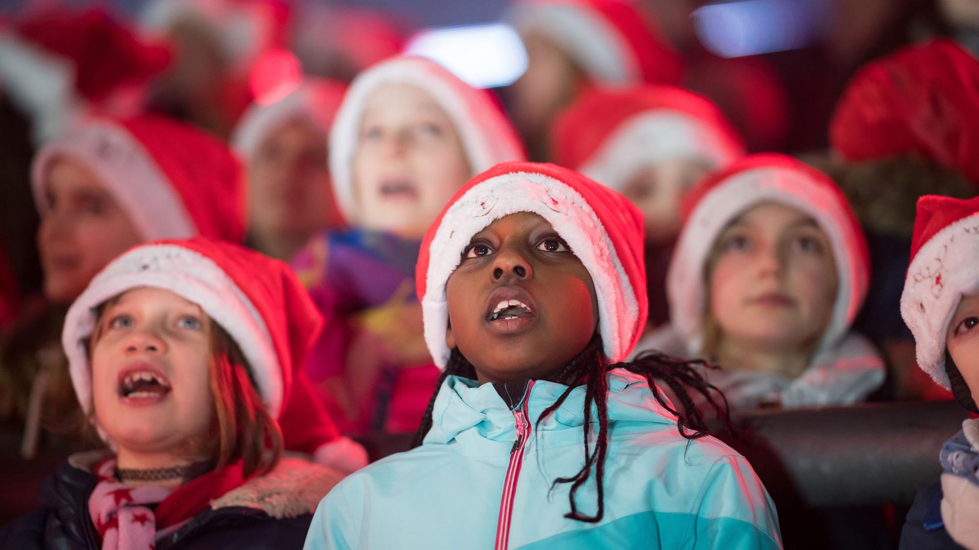 Weihnachtslieder-Singen im Stadion des 1. FC Köln