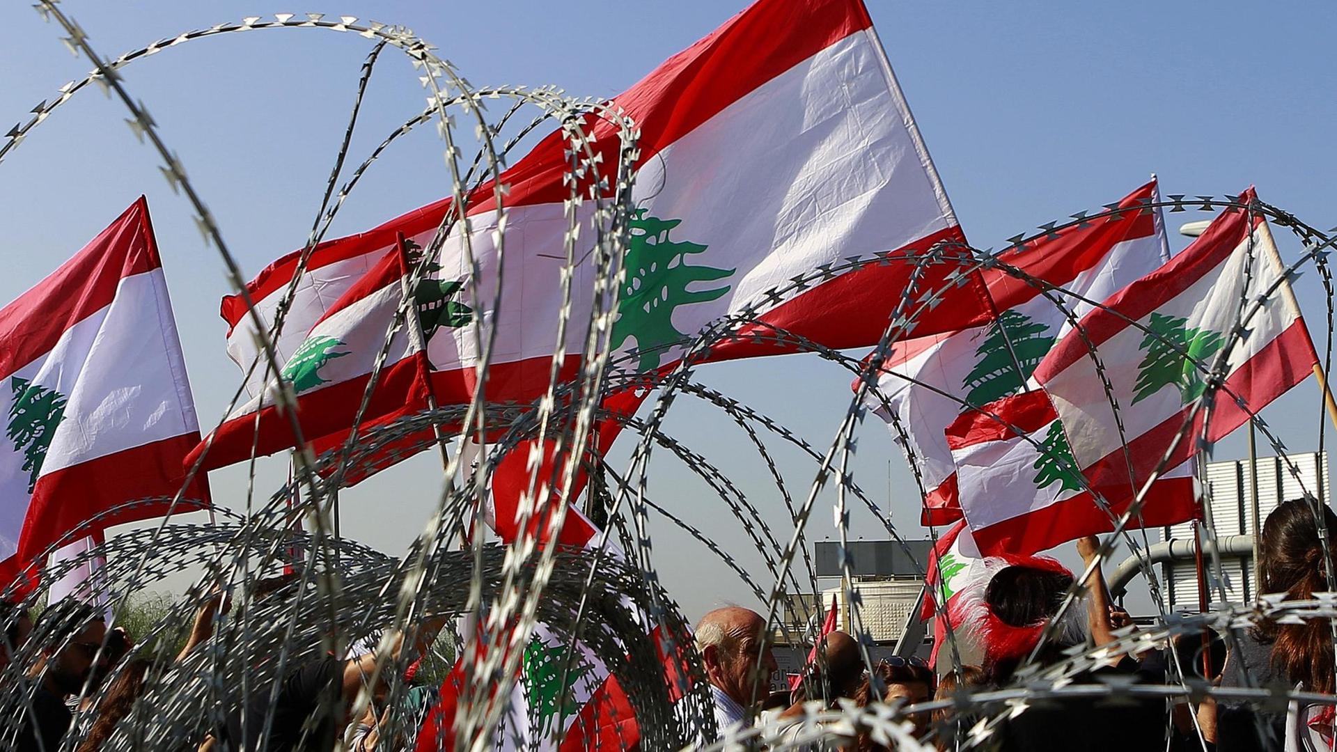 Beirut, 13. November 2019 Xinhua -Menschen nehmen an einem Protest in Baabda südöstlich von Beirut im Libanon teil. Tausende libanesische Demonstranten blockierten am Mittwoch die Straßen im gesamten Libanon, um ihre Empörung auszudrücken. Beirut, 13. November 2019 Xinhua -Menschen nehmen an einem Protest in Baabda südöstlich von Beirut im Libanon teil. Tausende libanesische Demonstranten blockierten am Mittwoch die Straßen im gesamten Libanon, um ihre Empörung auszudrücken.