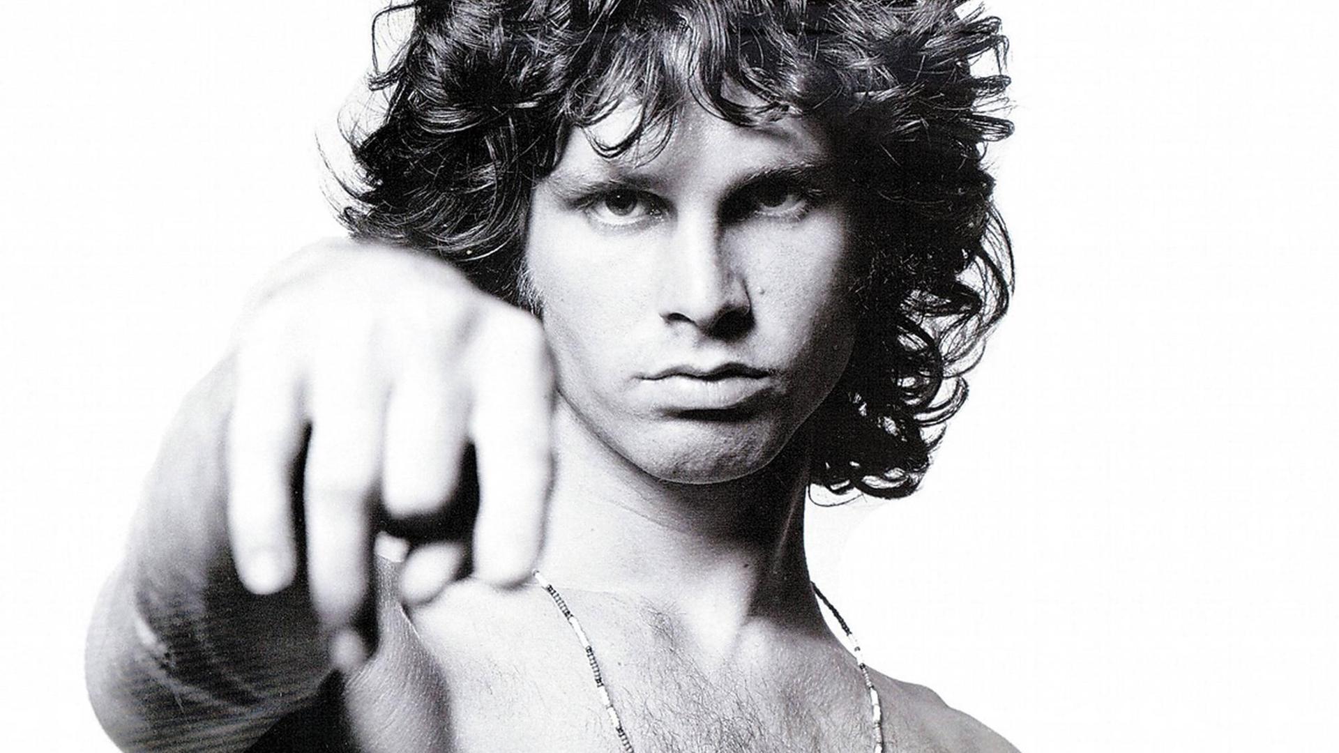 Jim Morrison, Leadsänger der Rockband The Doors, zeigt mit seiner die Betrachter. Jim Morrison, Leadsänger der Rockband The Doors, zeigt mit seiner die Betrachter.
