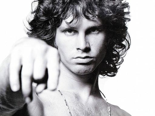 Jim Morrison, Leadsänger der Rockband The Doors, zeigt mit seiner die Betrachter.
