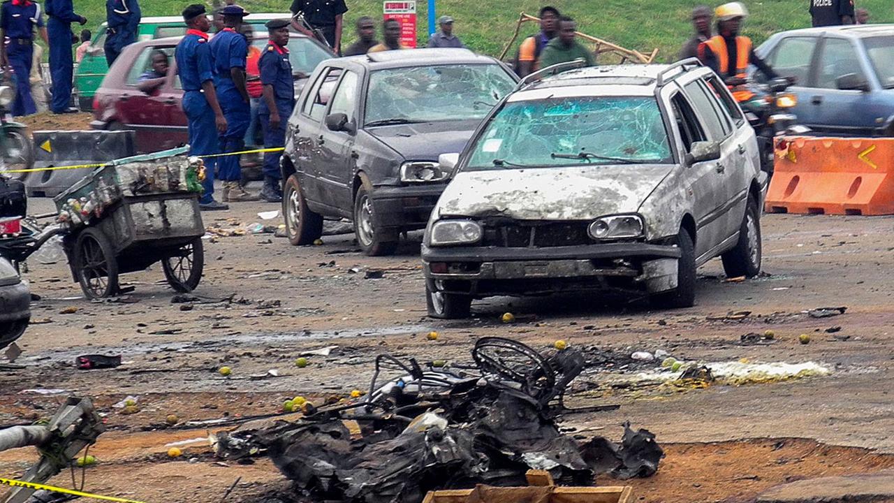 Nigerianische Offizielle untersuchen den Schauplatz eines Autobomben-Anschlags in Nyana, Abuja am 02. Mai 2014. Nigerianische Offizielle untersuchen den Schauplatz eines Autobomben-Anschlags in Nyana, Abuja am 02. Mai 2014.