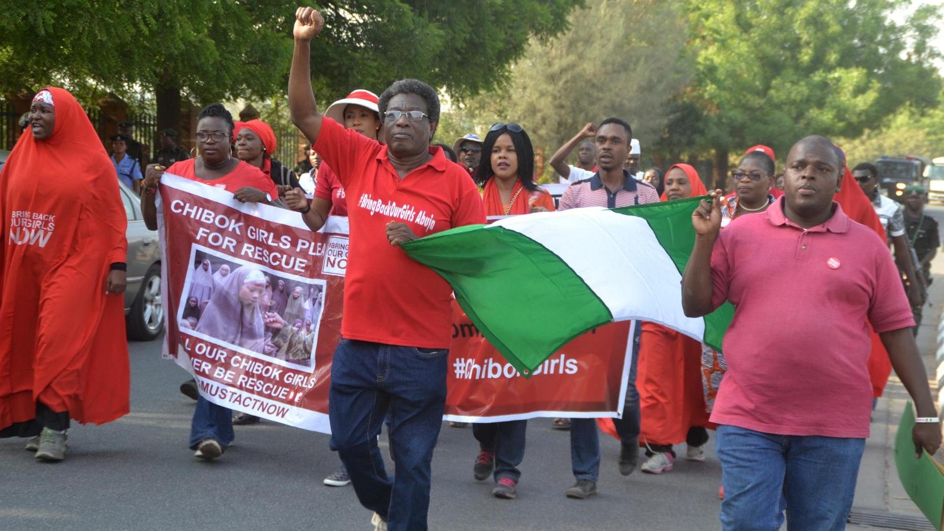 Aktivisten von #bringbackourgirls demonstrieren nach 1000 Tagen Gefangenschaft der Schulmädchen aus Chibok in der nigerianischen Hauptstadt Abuja (8. Januar 2017). Aktivisten von #bringbackourgirls demonstrieren nach 1000 Tagen Gefangenschaft der Schulmädchen aus Chibok in der nigerianischen Hauptstadt Abuja (8. Januar 2017).