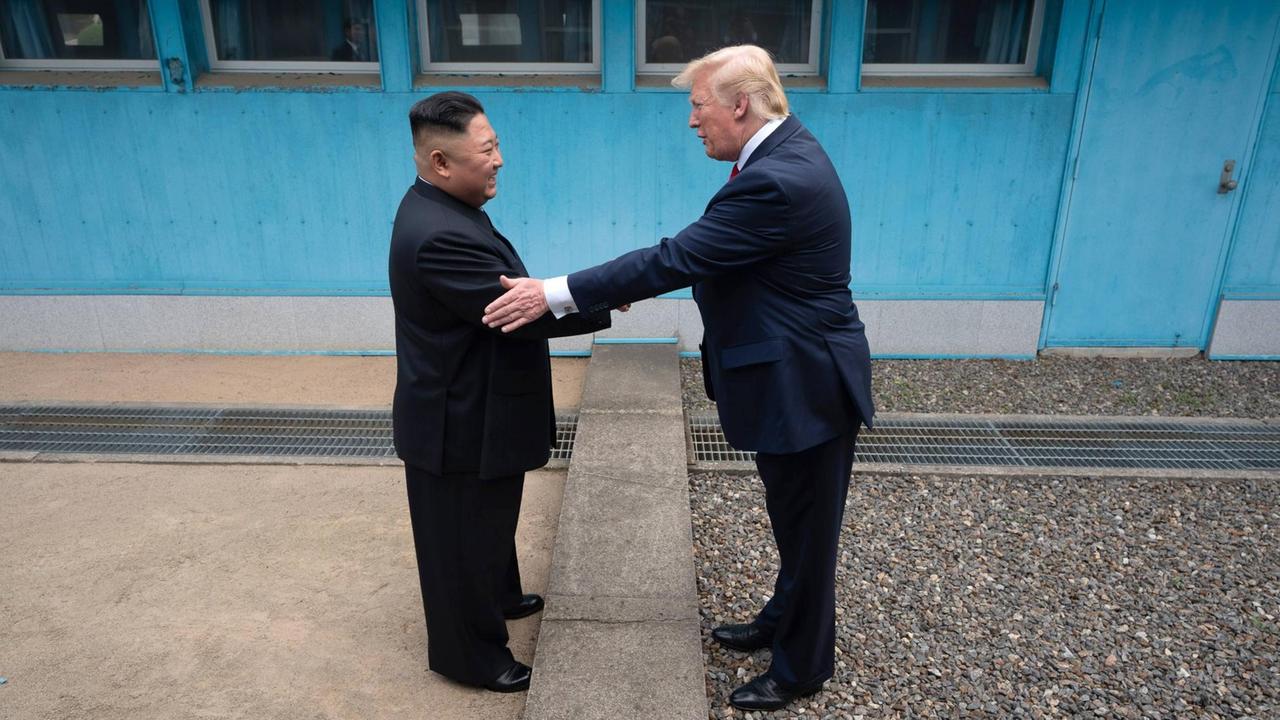 US-Präsident Donald Trump und Nordkoreas Machthaber Kim Jong-Un reichen sich die Hände. US-Präsident Donald Trump und Nordkoreas Machthaber Kim Jong-Un reichen sich die Hände.