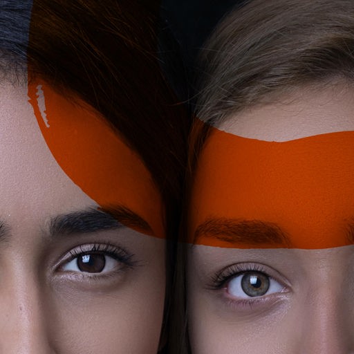 Das Podcast-Logo von "Voice Versa" zeigt zwei Gesichter nebeneinander im Anschnitt, sodass nur jeweils ein Auge zu sehen ist. Im Vordergrund ist ein halbtransparenter Pinselstrich in Orange zu sehen, darüber ist "Voice Versa" zu lesen. Das Podcast-Logo von "Voice Versa" zeigt zwei Gesichter nebeneinander im Anschnitt, sodass nur jeweils ein Auge zu sehen ist. Im Vordergrund ist ein halbtransparenter Pinselstrich in Orange zu sehen, darüber ist "Voice Versa" zu lesen.
