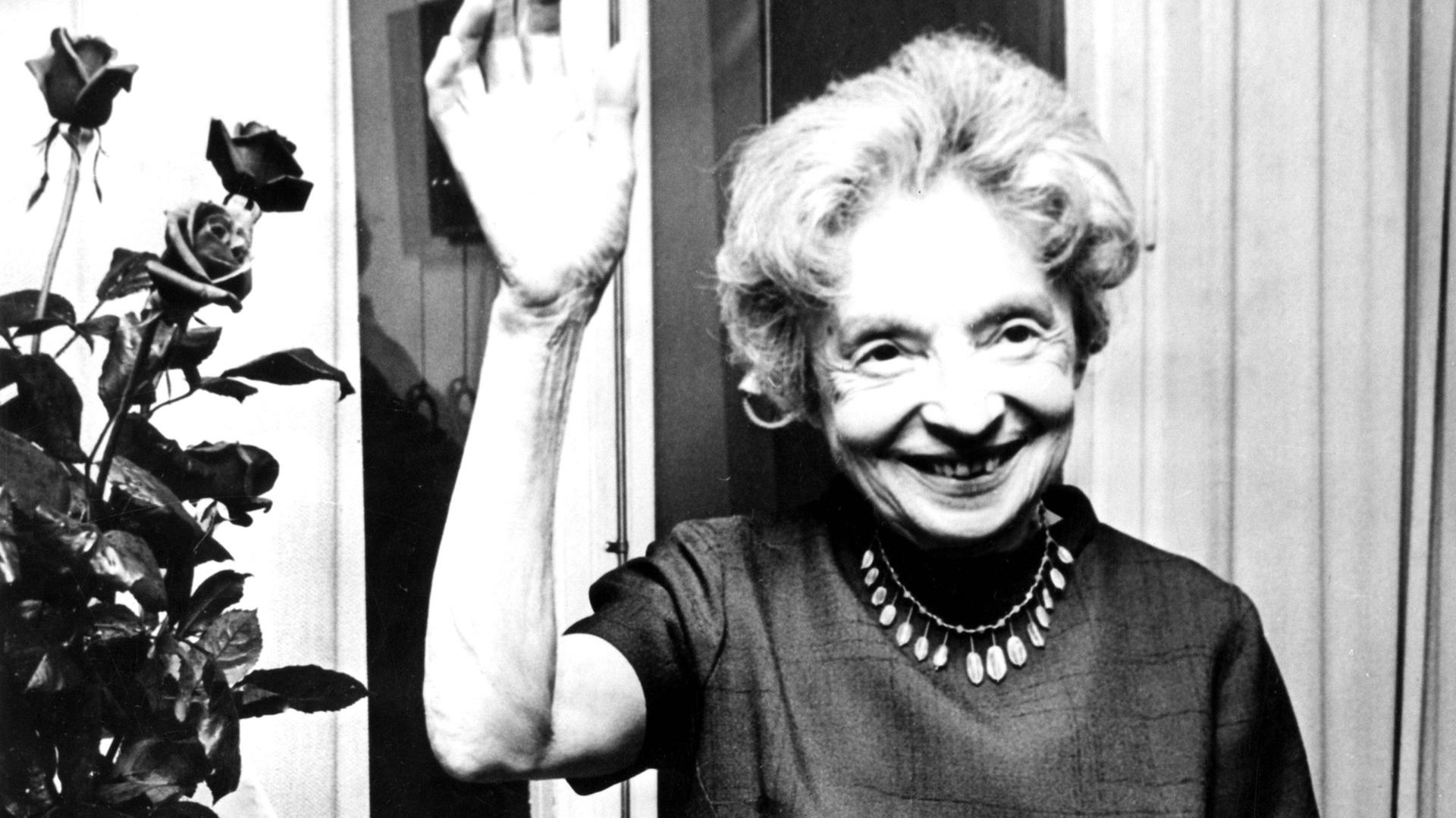 Die Schriftstellerin Nelly Sachs, aufgenommen am 24.10.1966 in ihrer Wohnung im schwedischen Stockholm, nachdem die Vergabe des Literaturnobelpreises an sie bekanntgegeben worden war. Die Schriftstellerin Nelly Sachs, aufgenommen am 24.10.1966 in ihrer Wohnung im schwedischen Stockholm, nachdem die Vergabe des Literaturnobelpreises an sie bekanntgegeben worden war.