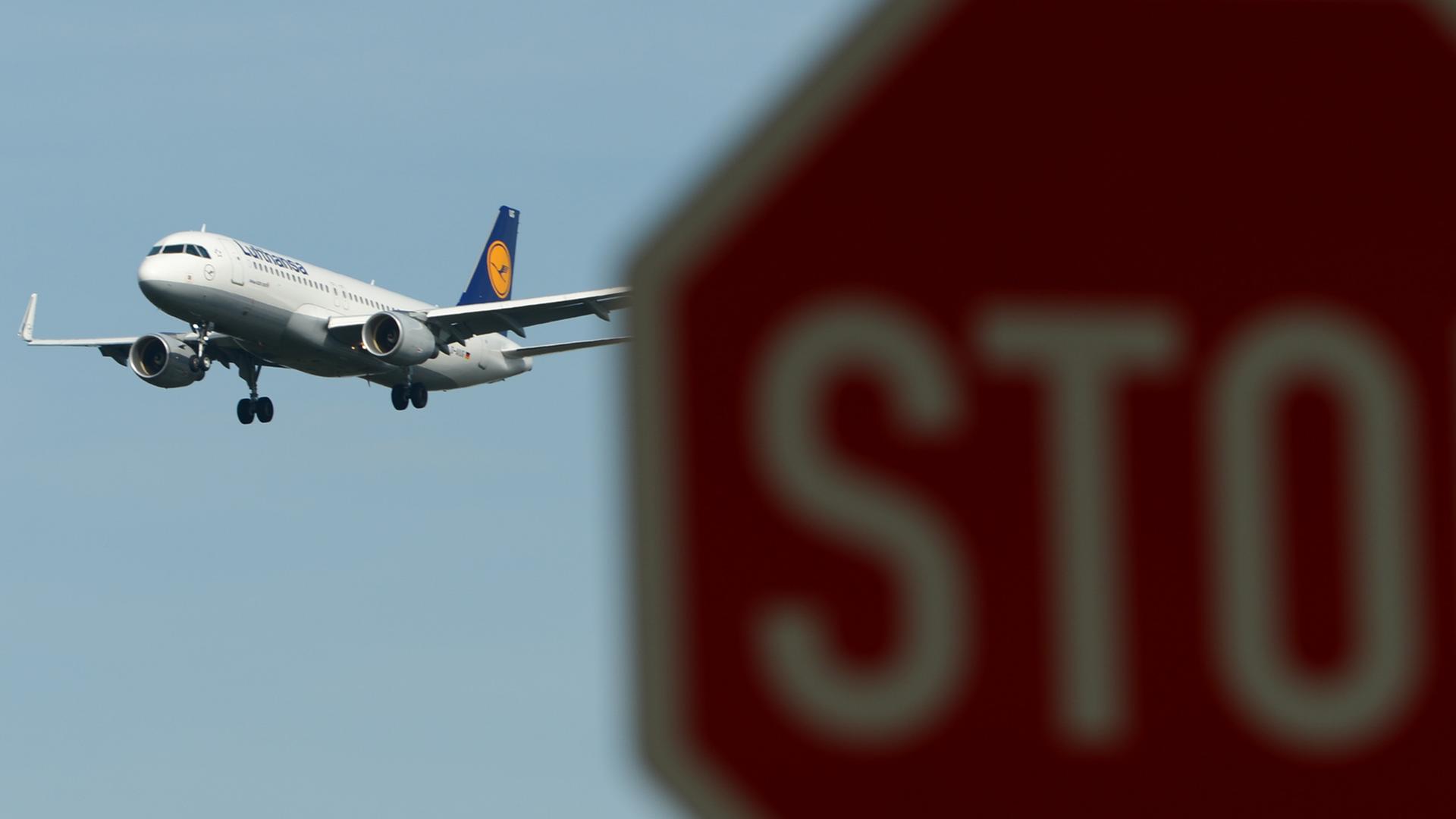 Eine Maschine der Lufthansa ist am 29.09.2014 am Flughafen von Frankfurt am Main (Hessen) nahe eines Stoppschilds im Landeanflug. Eine Maschine der Lufthansa ist am 29.09.2014 am Flughafen von Frankfurt am Main (Hessen) nahe eines Stoppschilds im Landeanflug.