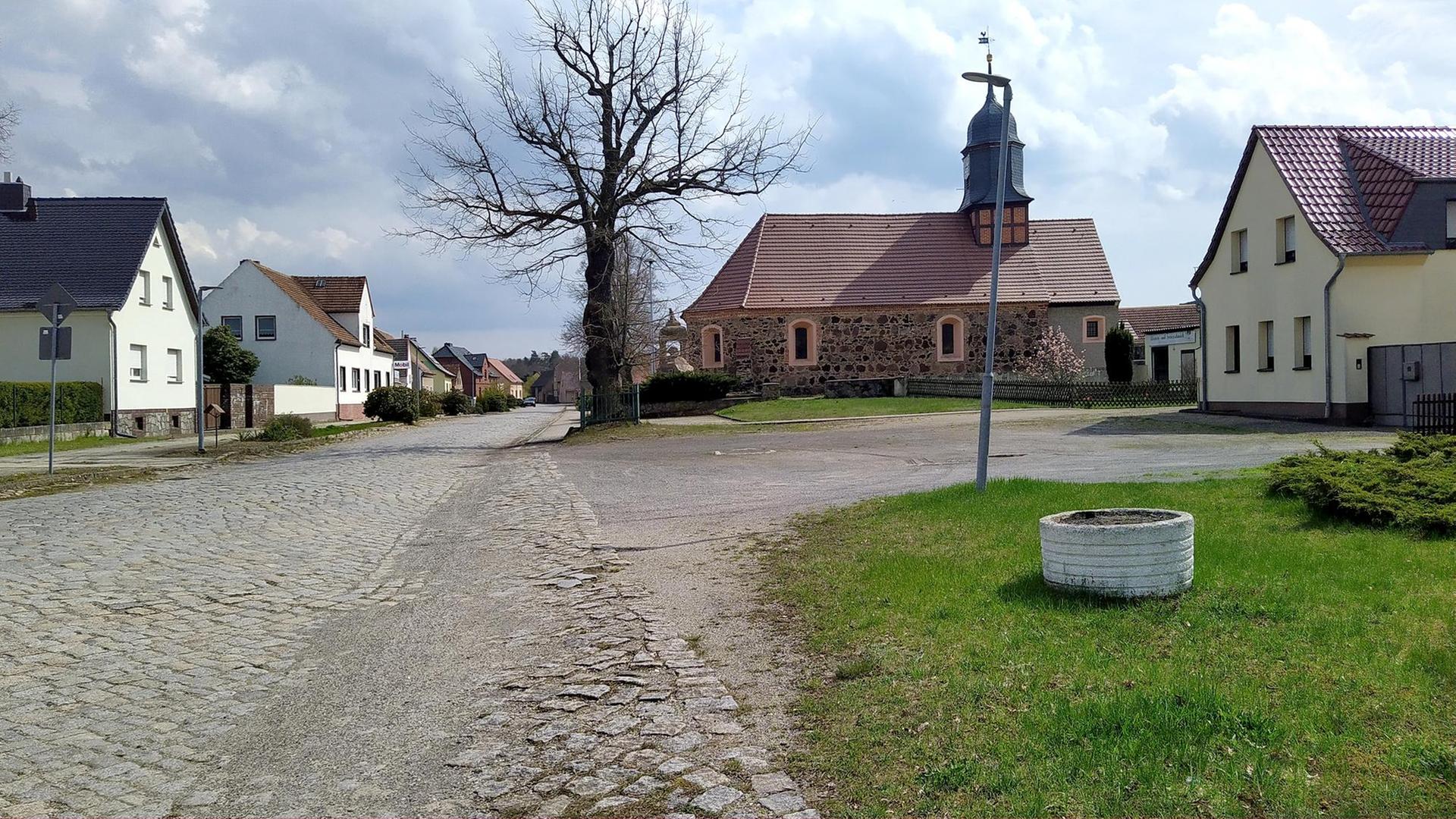 Blick auf den Dorfplatz mit Kirche in Tröbitz Blick auf den Dorfplatz mit Kirche in Tröbitz