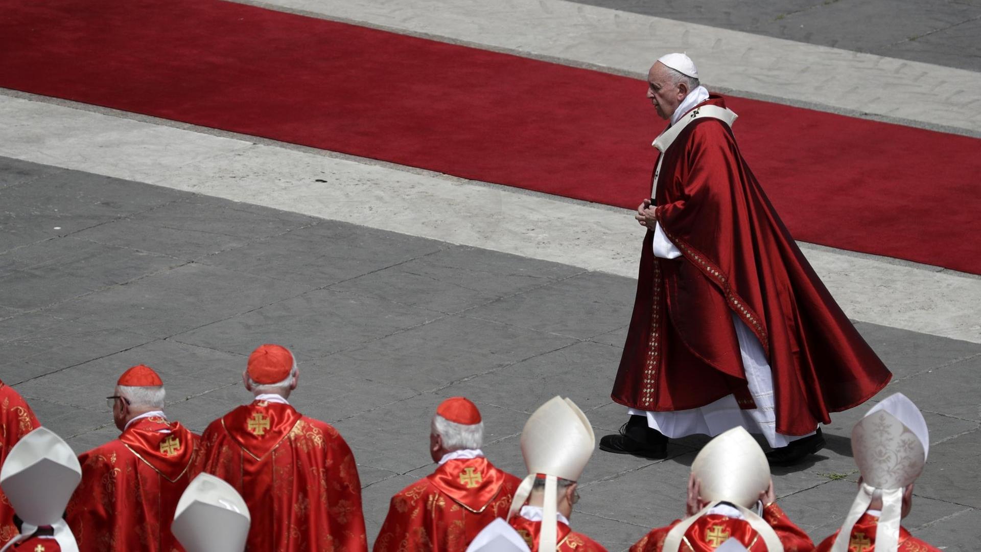 Papst Franziskus geht nach der Pfingstmesse auf dem Petersplatz an Kardinälen vorbei. Papst Franziskus geht nach der Pfingstmesse auf dem Petersplatz an Kardinälen vorbei.