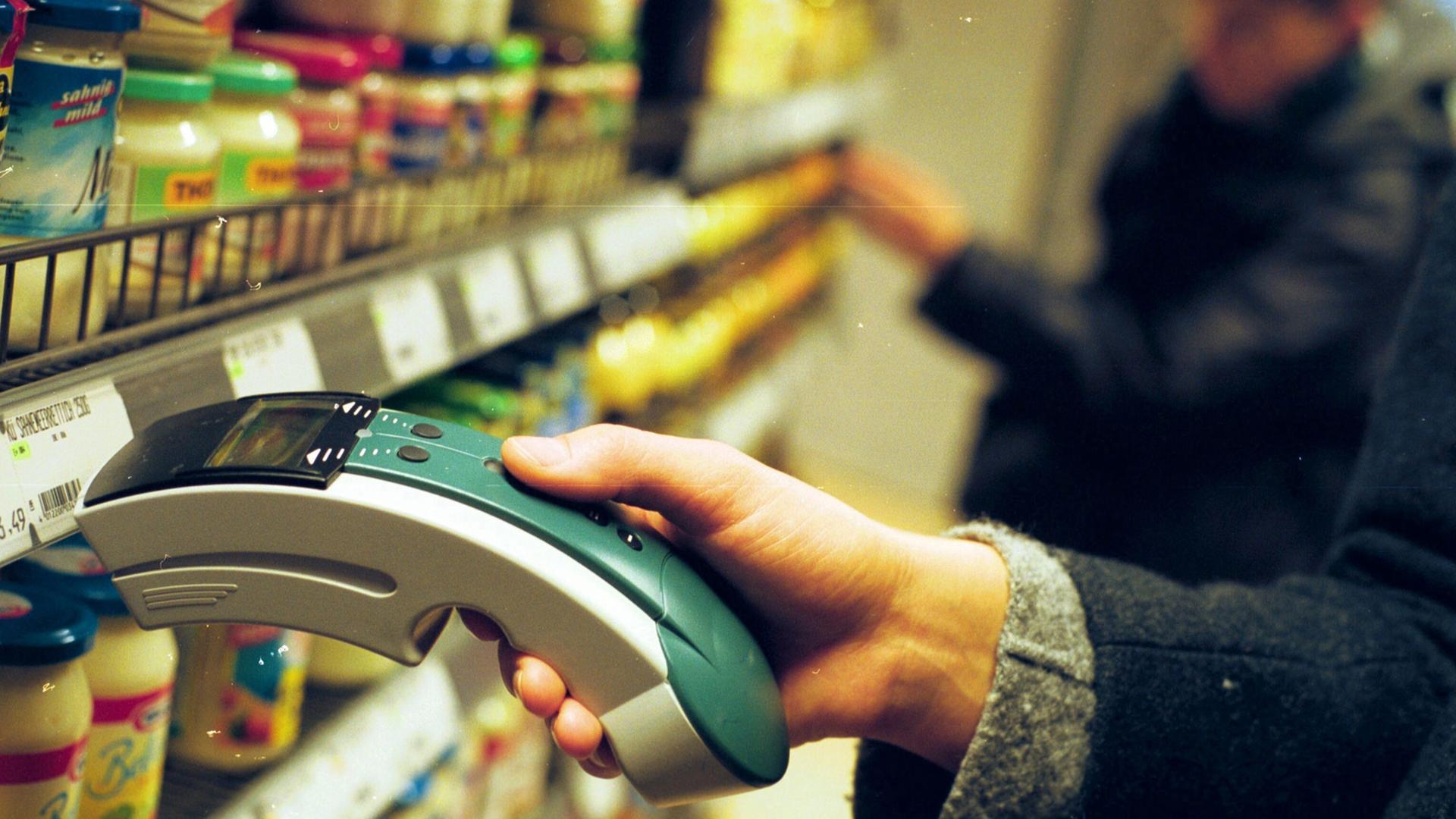 Selbstscanner in einem Kaufhaus. Selbstscanner in einem Kaufhaus.