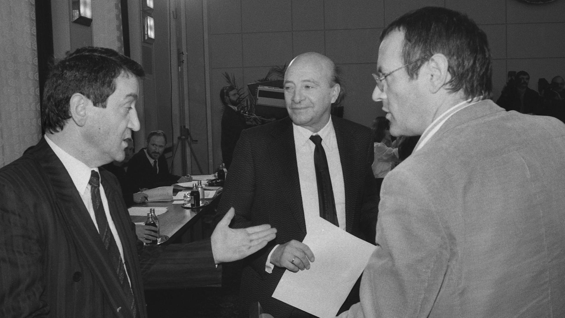 Der Vorsitzende des Demokratischen Aufbruchs (DA), Wolfgang Schnur (l-r), der Mitbegründer von Demokratie Jetzt, Wolfgang Ullmann und Rolf Henrich als Vertreter des Neuen Forums Der Vorsitzende des Demokratischen Aufbruchs (DA), Wolfgang Schnur (l-r), der Mitbegründer von Demokratie Jetzt, Wolfgang Ullmann und Rolf Henrich als Vertreter des Neuen Forums