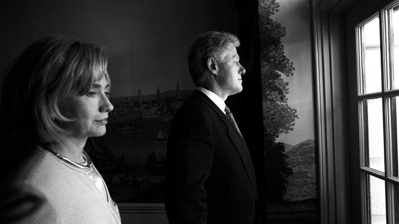 Historisches Foto von Hillary und Bill Clinton, sie stehen an einem Fenster.
