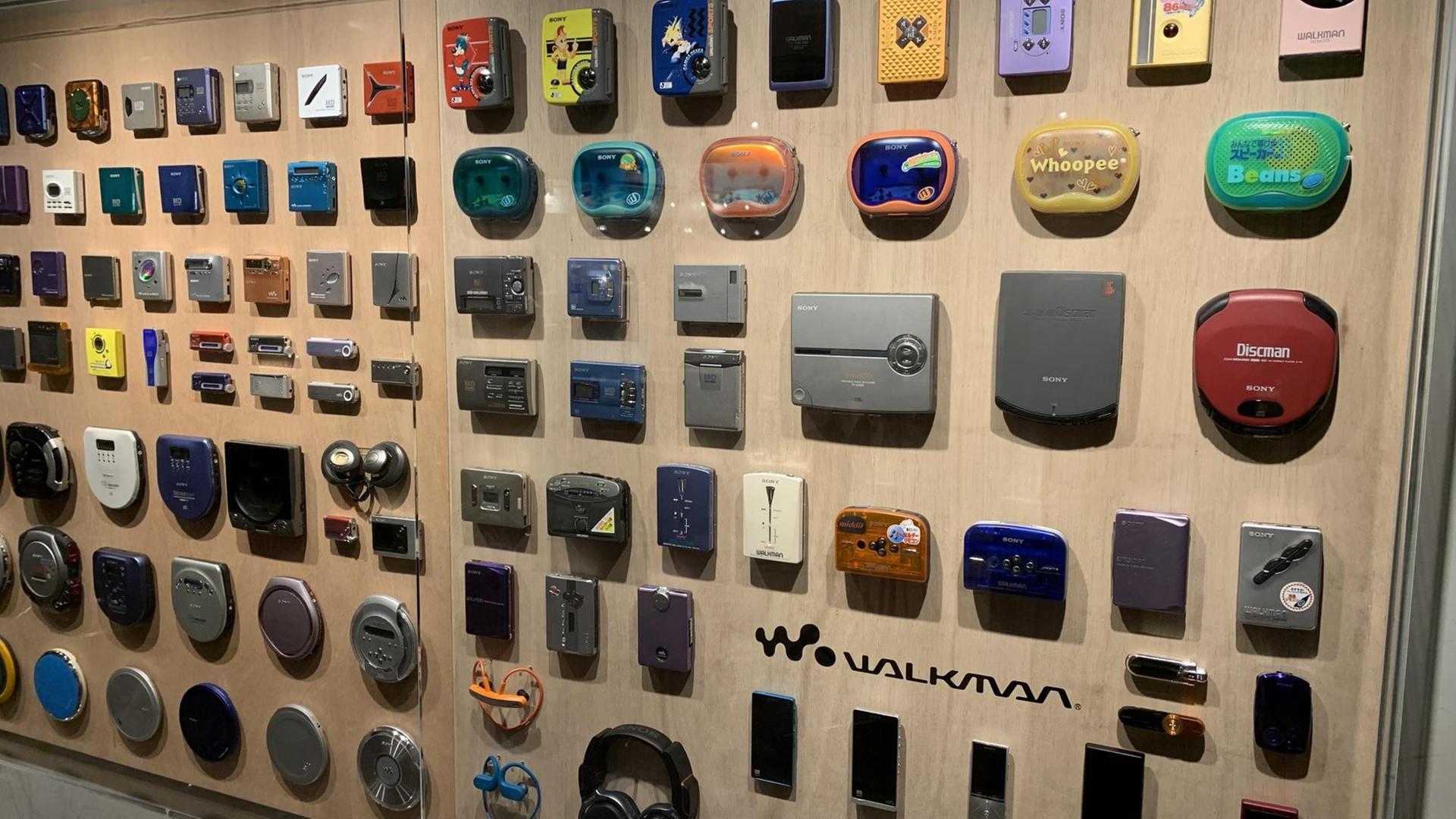Blick auf verschiedene Modelle des MC-Abspielgerätes in der Ausstellung "Walkman in the Park" Blick auf verschiedene Modelle des MC-Abspielgerätes in der Ausstellung "Walkman in the Park"