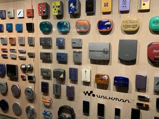 Blick auf verschiedene Modelle des MC-Abspielgerätes in der Ausstellung "Walkman in the Park"