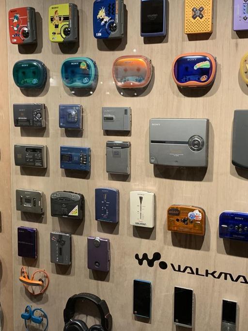 Blick auf verschiedene Modelle des MC-Abspielgerätes in der Ausstellung "Walkman in the Park"