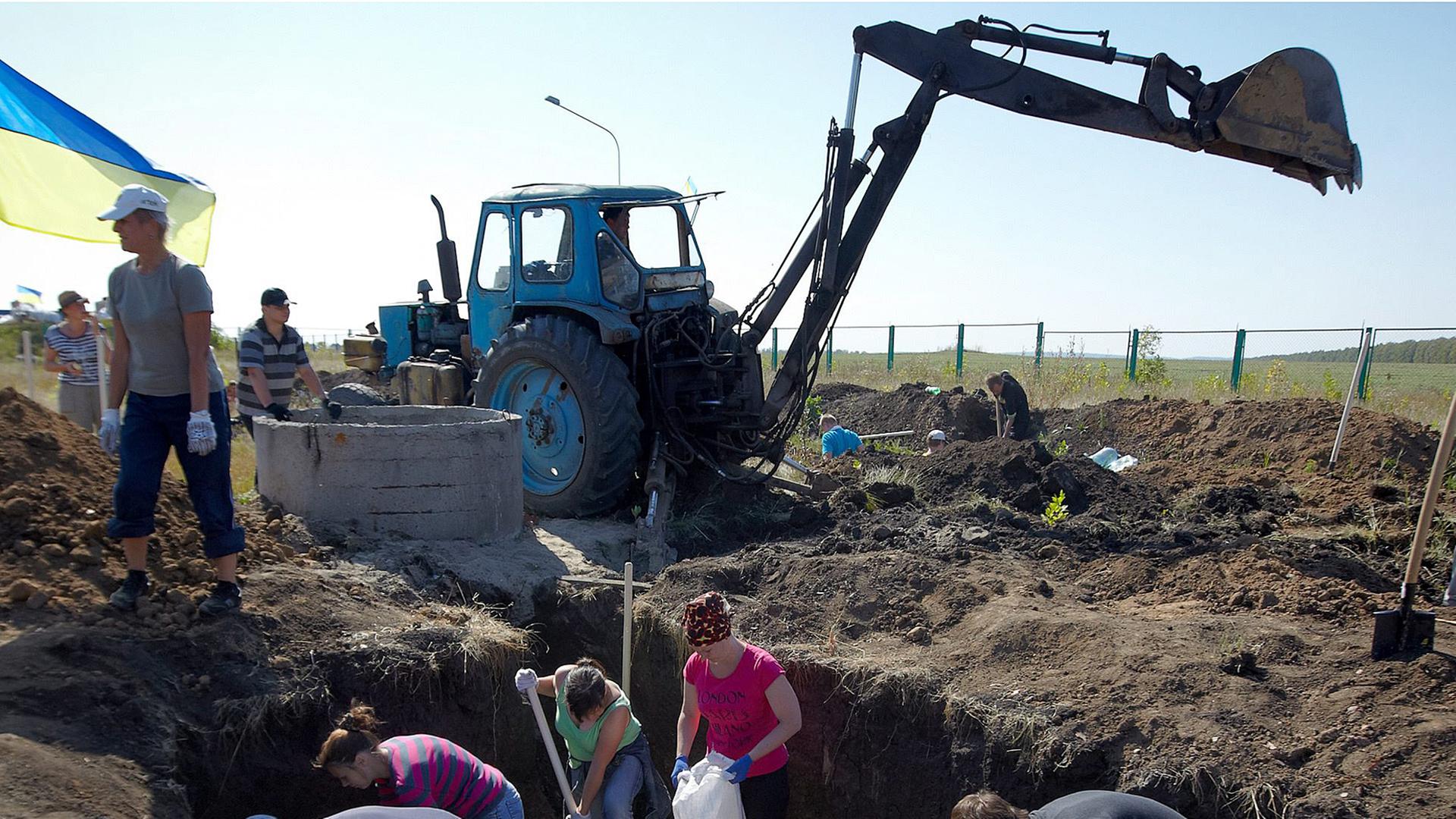 Freiwillige bauen im Nordosten der Ukraine, in der KharkivRegion am 11 September 2014 an einem Schutzwall. Freiwillige bauen im Nordosten der Ukraine, in der KharkivRegion am 11 September 2014 an einem Schutzwall.