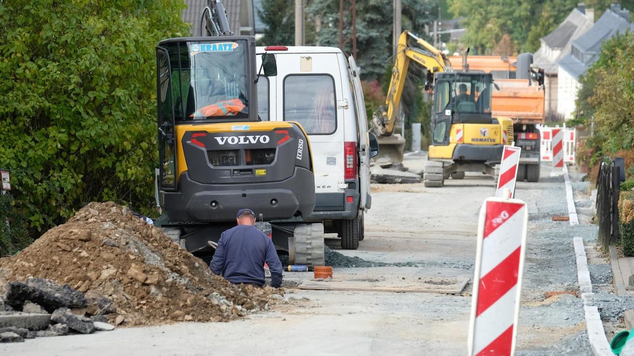 05.10.2018, Sachsen, Amtsberg: Bauarbeiter verlegen Glasfaserkabel in einer Siedlung in Amtsberg in Sachsen, aufgenommen am 5. Oktober 2018 05.10.2018, Sachsen, Amtsberg: Bauarbeiter verlegen Glasfaserkabel in einer Siedlung in Amtsberg in Sachsen, aufgenommen am 5. Oktober 2018
