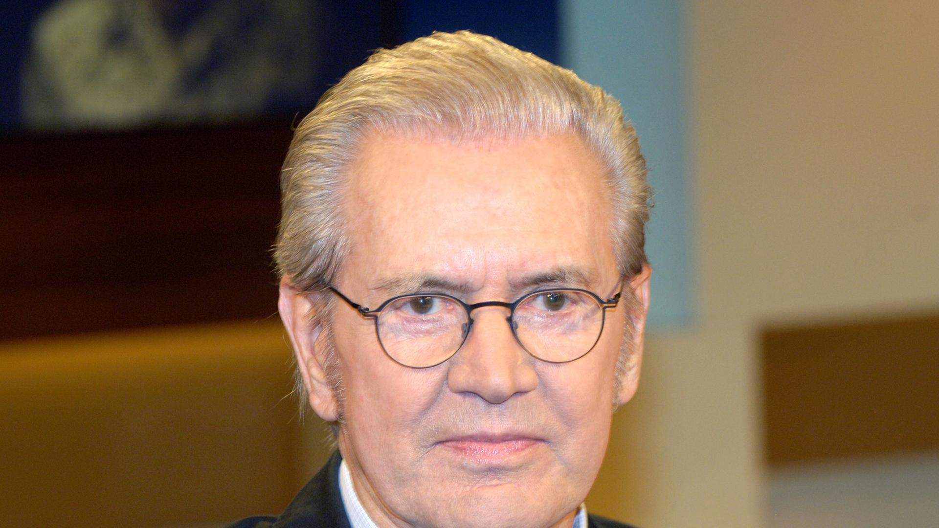 Porträt von Jürgen Todenhöfer in Anzug und Krawatte Porträt von Jürgen Todenhöfer in Anzug und Krawatte