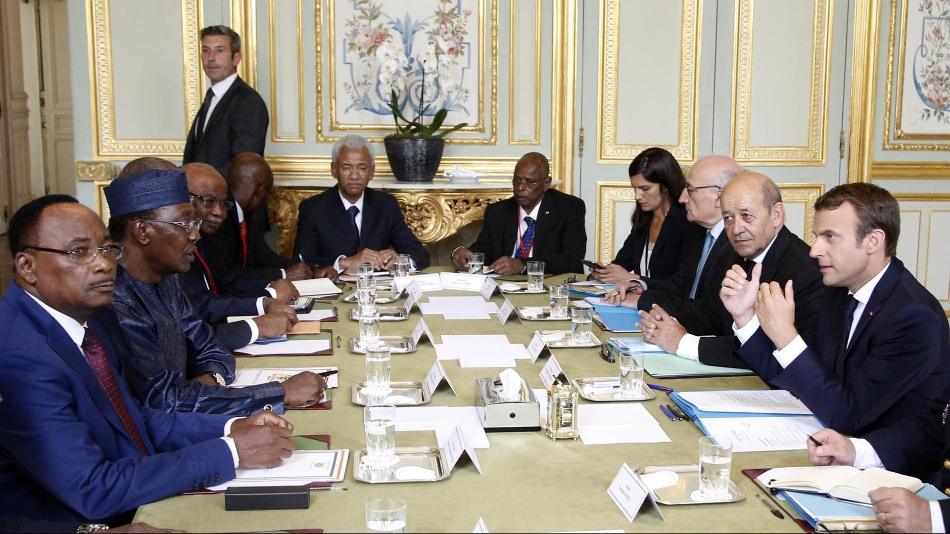 Der französische Präsident Macron mit den Staatschefs des Tschad und des Niger, Déby und Issoufou, bei Vorgesprächen zum Flüchtlingsgipfel in Paris. Der französische Präsident Macron mit den Staatschefs des Tschad und des Niger, Déby und Issoufou, bei Vorgesprächen zum Flüchtlingsgipfel in Paris.