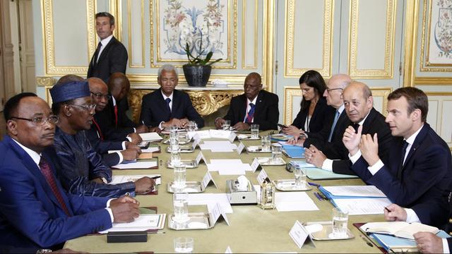 Der französische Präsident Macron mit den Staatschefs des Tschad und des Niger, Déby und Issoufou, bei Vorgesprächen zum Flüchtlingsgipfel in Paris.