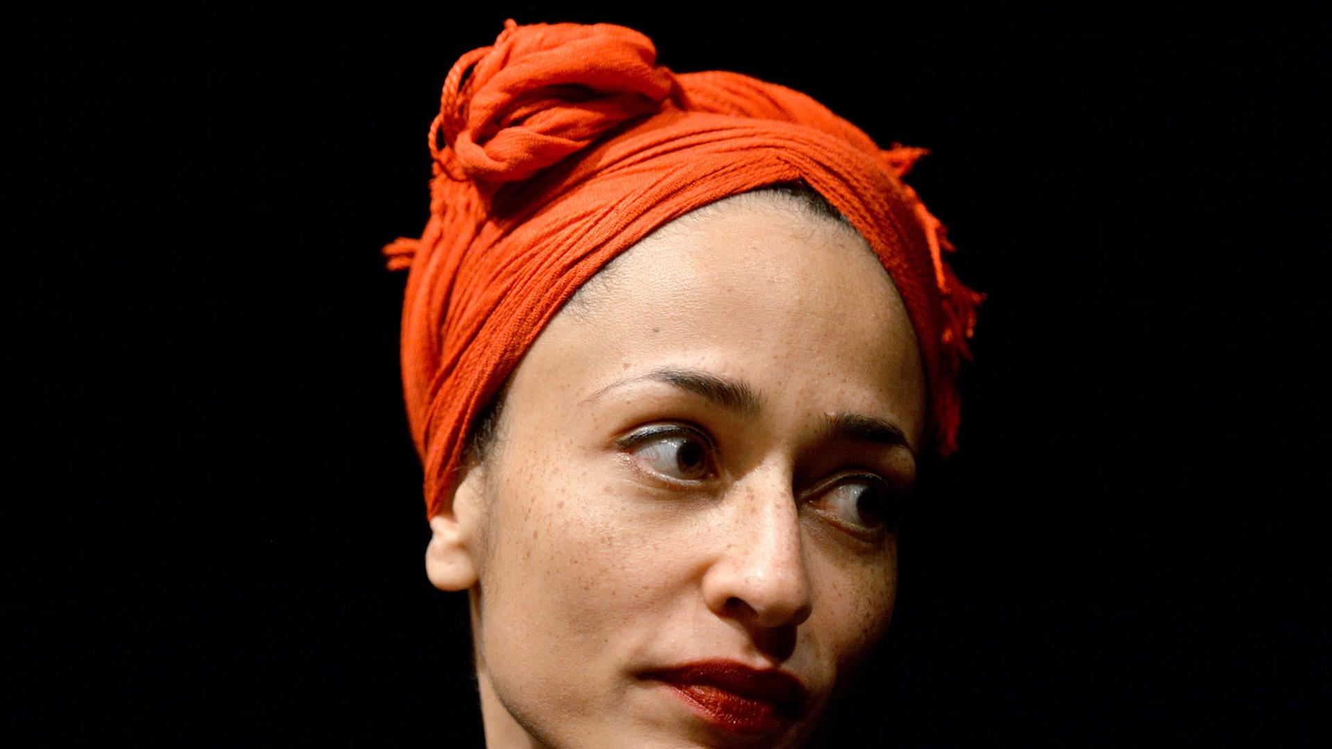 Die englische Schriftstellerin Zadie Smith bei einer Veranstaltung im Rahmen der Leipziger Buchmesse 2014 Die englische Schriftstellerin Zadie Smith bei einer Veranstaltung im Rahmen der Leipziger Buchmesse 2014