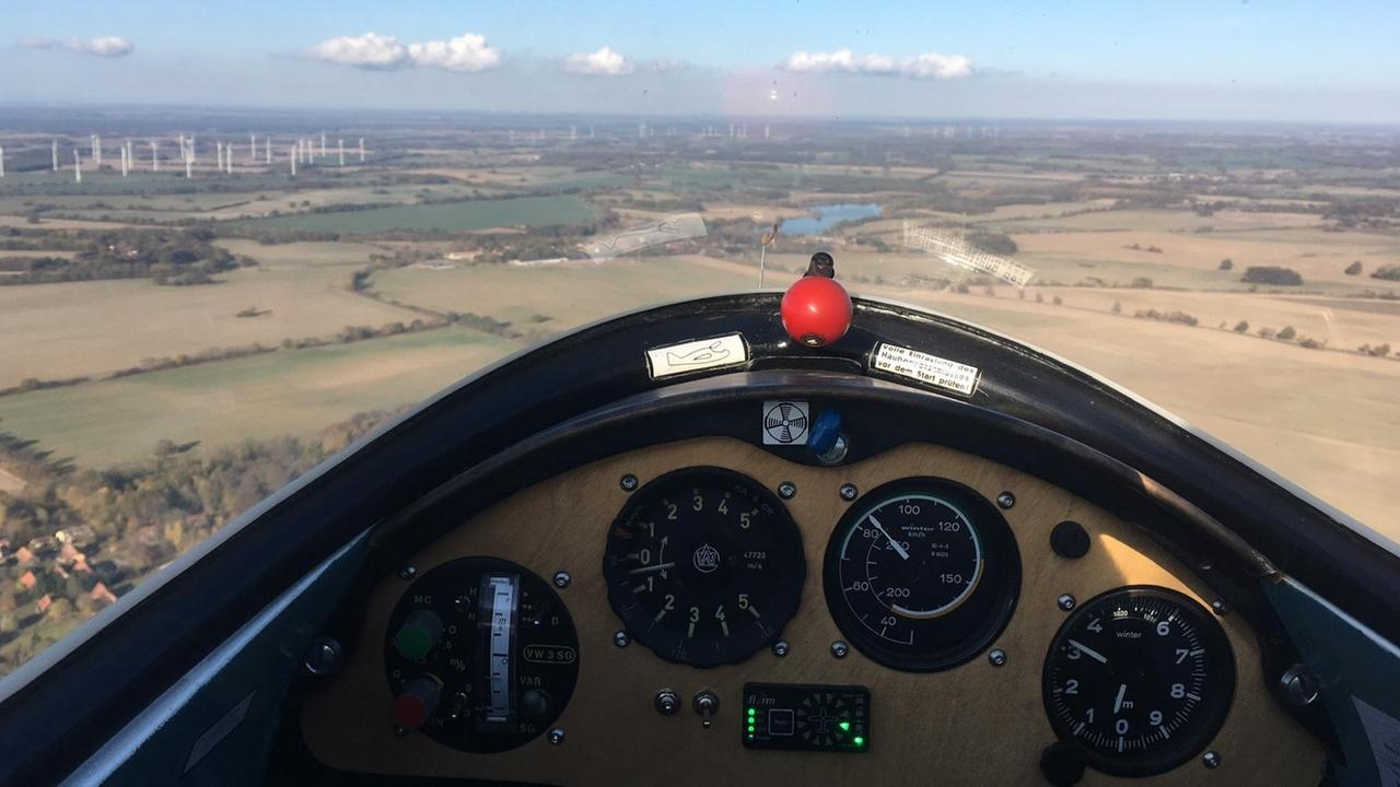 Blick aus dem Cockpit eines Segelflugzeugs. Blick aus dem Cockpit eines Segelflugzeugs.