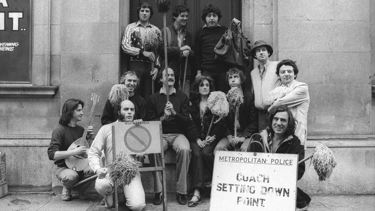Einige Mitglieder von Monty Phyton mit Kollegen und Freunden: John Cleese, Michael Palin, Peter Cook, Terry Jones, Rowan Atkinson, Eleanor Bron u.a. in London, 1979. Einige Mitglieder von Monty Phyton mit Kollegen und Freunden: John Cleese, Michael Palin, Peter Cook, Terry Jones, Rowan Atkinson, Eleanor Bron u.a. in London, 1979.