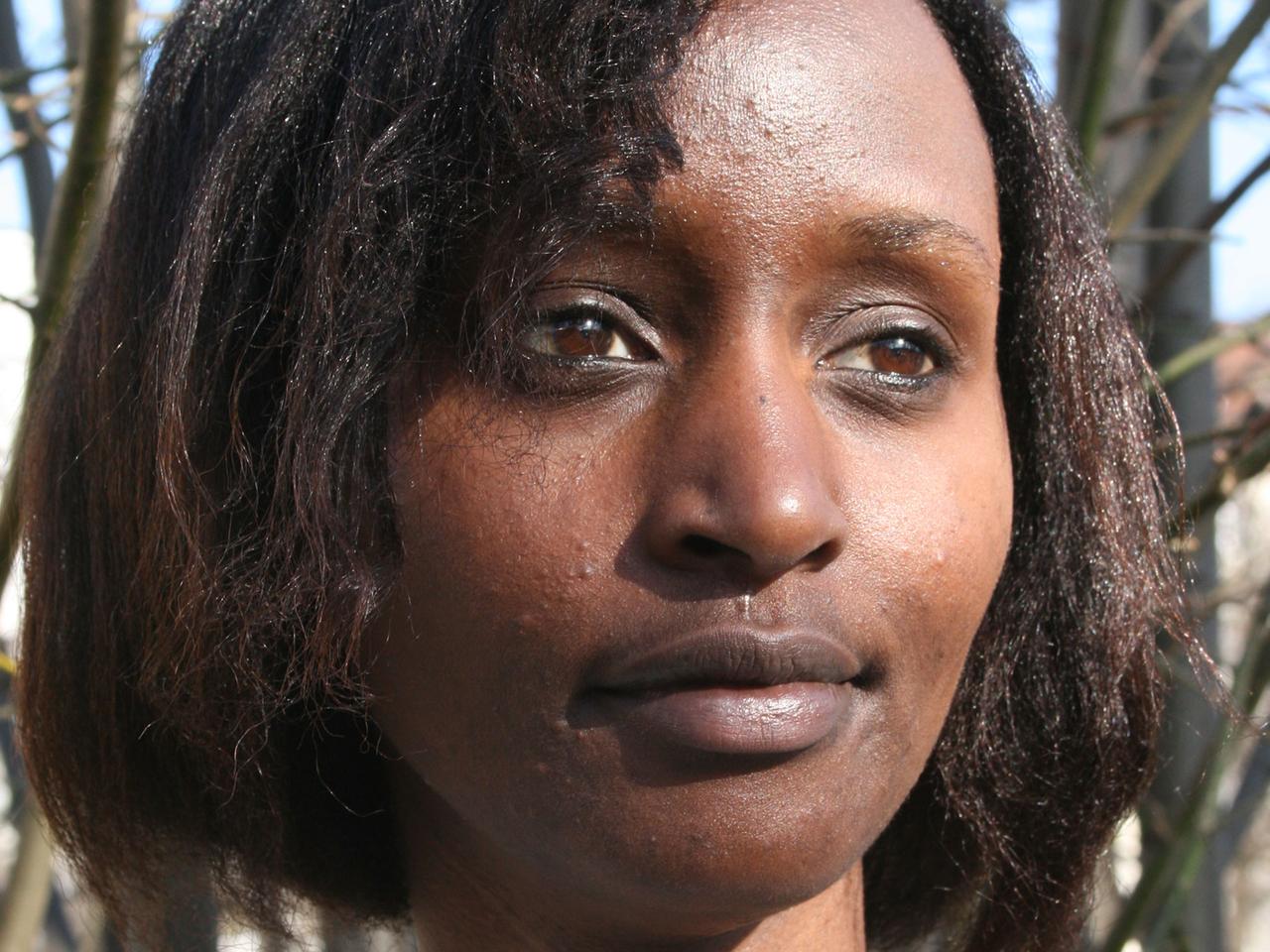 Arlette-Louise Ndakoze, 1983 in Burundi geboren – mit einem ruandesischen Pass, studierte Frankreichwissenschaften in Berlin und Ruanda und arbeitet derzeit als freie Journalistin für Deutschlandradio und den Berliner Radiosender 88,4. Arlette-Louise Ndakoze, 1983 in Burundi geboren – mit einem ruandesischen Pass, studierte Frankreichwissenschaften in Berlin und Ruanda und arbeitet derzeit als freie Journalistin für Deutschlandradio und den Berliner Radiosender 88,4.