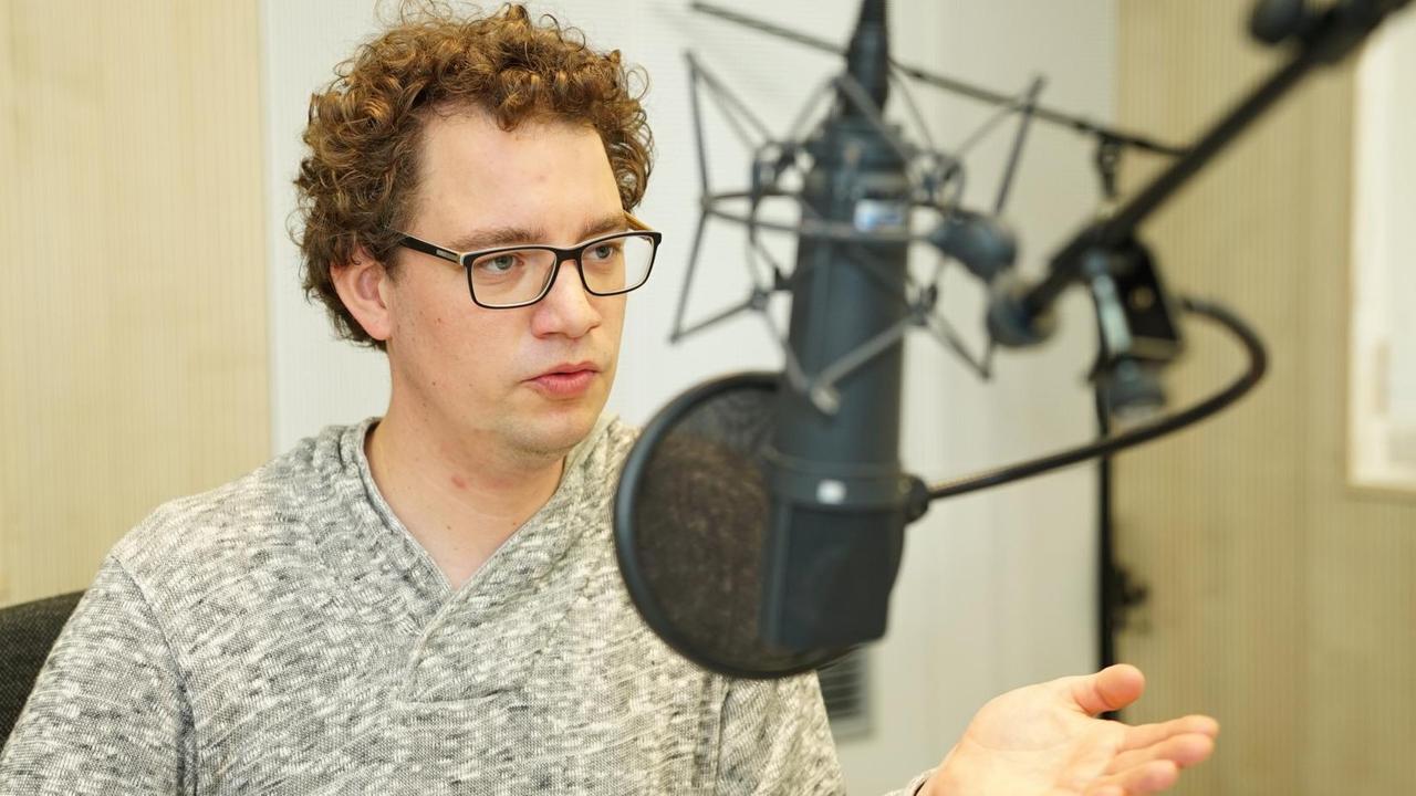 Fabian Kaske von der Organisation LobbyControl im Studio des Dlf. Fabian Kaske von der Organisation LobbyControl im Studio des Dlf.
