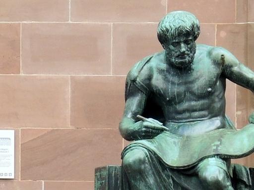 Statue des Aristoteles vor dem Eingang der Universität Freiburg
