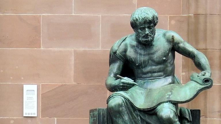 Statue des Aristoteles vor dem Eingang der Universität Freiburg