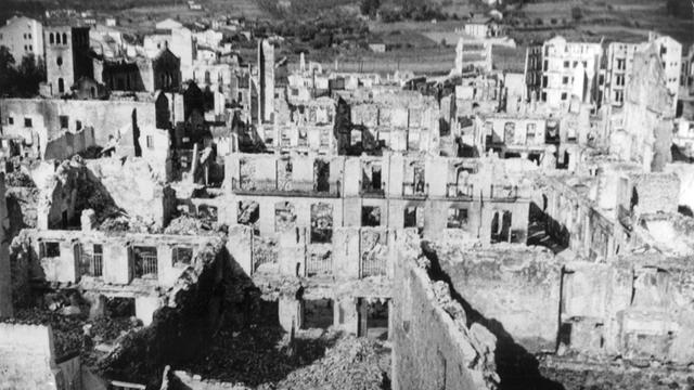 Guernica, nachdem es von den den Luftangriff der deutschen Legion Condor und der italienischen Corpo Truppe Volontarie im spanischen Bürgerkrieg 1937 bombardiert wurde.
