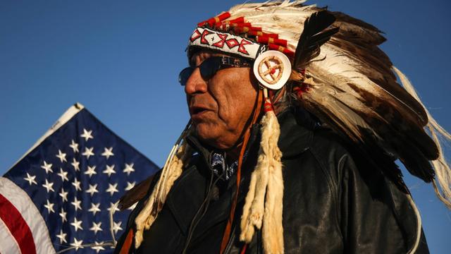 Cannon Ball, North Dakota: Chief Arvol Looking Horse von den Lakota, Dakota und Nakota Völkern spricht zu Mitgliedern des Camps.