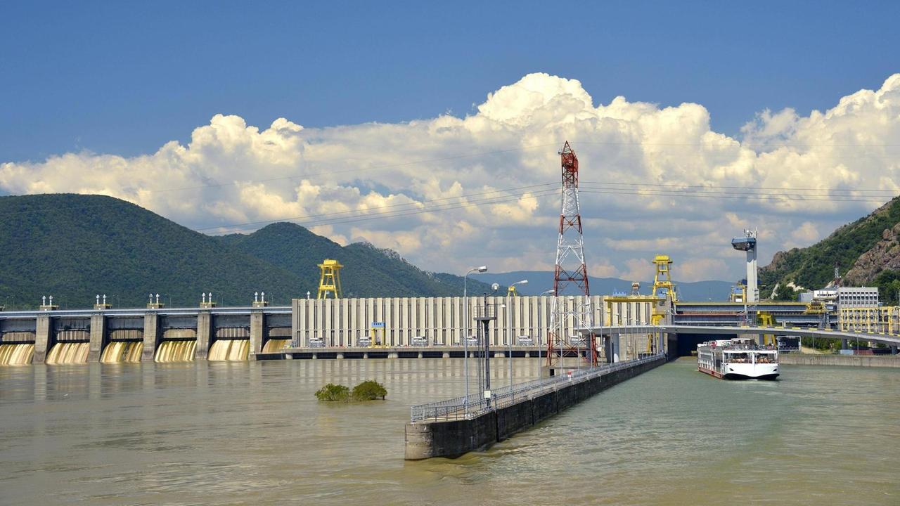 Donau-Stauanlage des Laufwasserkraftwerkes "Kraftwerk Eisernes Tor 1" an der Grenze zwischen Serbien und Rumänien 