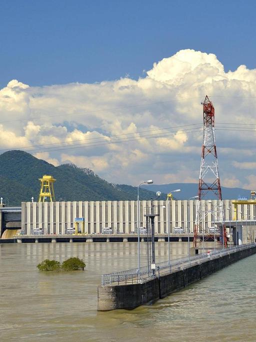 Donau-Stauanlage des Laufwasserkraftwerkes "Kraftwerk Eisernes Tor 1" an der Grenze zwischen Serbien und Rumänien