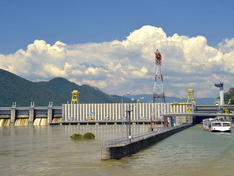 Donau-Stauanlage des Laufwasserkraftwerkes "Kraftwerk Eisernes Tor 1" an der Grenze zwischen Serbien und Rumänien