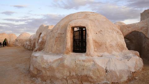 Historische tunesische Architektur in Kuppelbauweise in der Wüste.