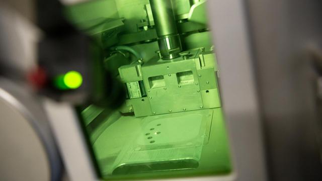 Ein 3D-Drucker erstellt am 07.04.2016 in Taufkirchen (Bayern) in einem Labor für Materialforschung auf dem Werksgelände von Airbus ein Bauteil. Der Vorstandsvorsitzende der Siemens AG und der Vorstandsvorsitzende von Airbus haben am 07.04.2016 eine Kooperationsabkommen zwischen Airbus und Siemens unterzeichnet.