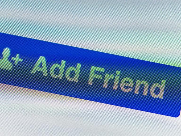 Anzeige Button mit der typischen Facebook Freundschaftsanfrage auf einem Smartphone.