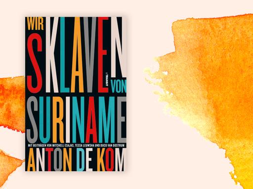 Das Buchcover "Wir Sklaven von Suriname" von Anton de Kom ist vor einem grafischen Hintergrund zu sehen.