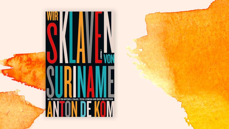 Das Buchcover "Wir Sklaven von Suriname" von Anton de Kom ist vor einem grafischen Hintergrund zu sehen. Das Buchcover "Wir Sklaven von Suriname" von Anton de Kom ist vor einem grafischen Hintergrund zu sehen.